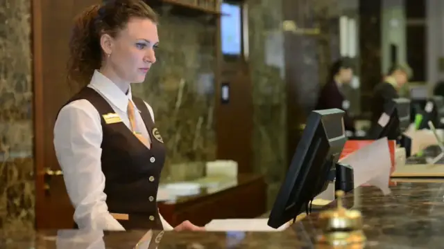 Ile godzin pracuje recepcjonistka w hotelu? Zaskakujące fakty!