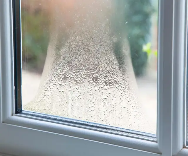 Zaparowane okna w bloku: Jak raz na zawsze pozbyć się wilgoci?
