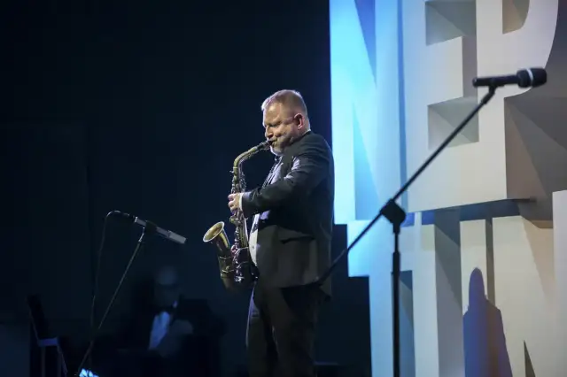 Muzyka z filmu Sąsiedzi: Poznaj kompozytorów i niezapomniane utwory