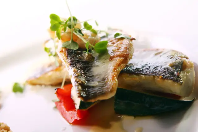 Jaką sałatkę do pstrąga wybrać, aby podkreślić jego smak?