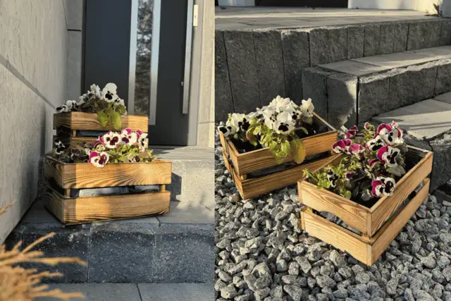 Drewniane skrzynki z kompozycjami kwiatowymi na balkon, ozdabiające wejście do domu.