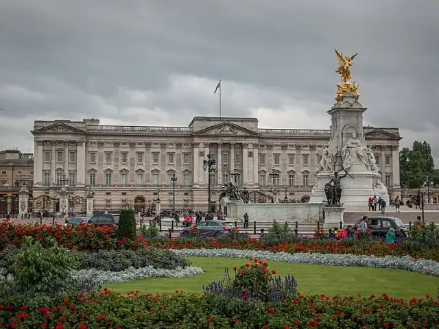 Pałac Buckingham w Londynie - zwiedzanie, zamek królewski, historia | London