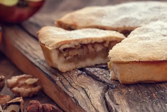 Czym zagęścić jabłka do szarlotki, aby uzyskać idealną konsystencję?