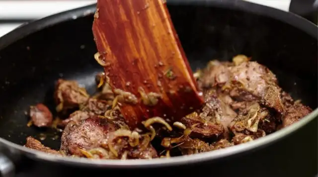 Wątróbka idealna: Ile gotować, by nie była sucha i gorzka?