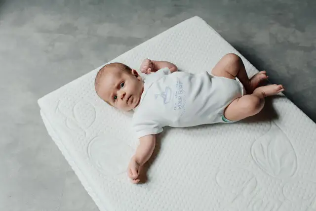 Bezpieczny materac dla niemowlaka: Uniknij błędów, śpij spokojnie