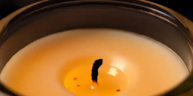 Jak usunąć wosk ze świeczki z plastiku bez uszkodzeń i stresu