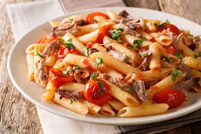 Makaron z szarpaną wieprzowiną – prosty przepis na pyszne danie