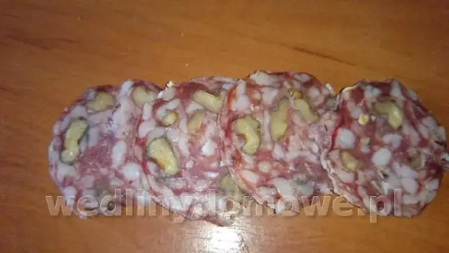 Kiełbasa z orzechami: Przepis na domowy przysmak i sekrety smaku