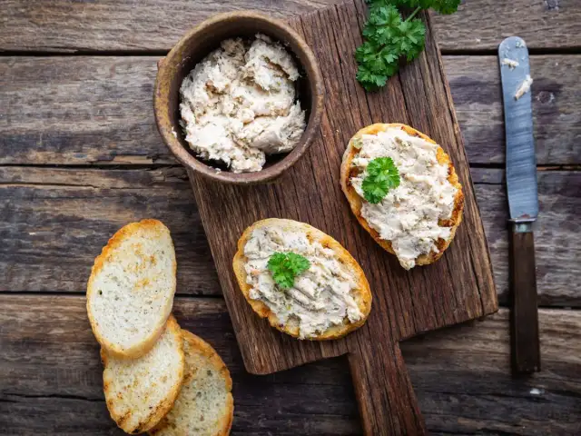 Szybka sałatka z makreli – prosty przepis, który zachwyci smakami