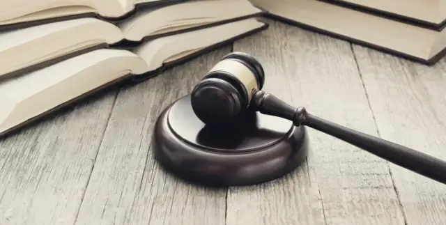 Kto tańszy: adwokat czy radca prawny? Porównaj koszty usług