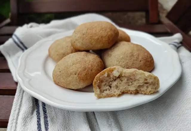 Pyszne, domowe bulki bezglutenowe. Przepis na nie jest prosty, a efekt zachwyca. Idealne na śniadanie.