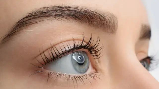 Jak dbać o rzęsy po liftingu, aby uniknąć ich uszkodzenia?