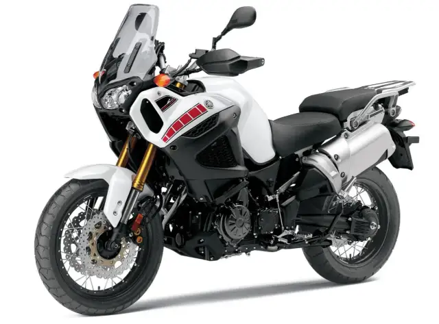 Biały motocykl Yamaha Super Tenere 1200 z czarnym siedzeniem i akcentami w kolorze czerwonym. Gotowy na przygodę!