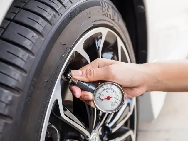 Ile powietrza w oponach? Sprawdź, aby uniknąć niebezpieczeństw na drodze