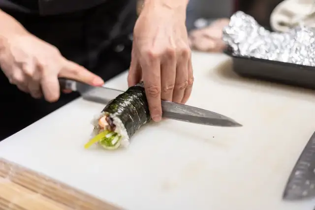 Czy można mrozić sushi? Sprawdź, co się stanie z ryżem i rybą.