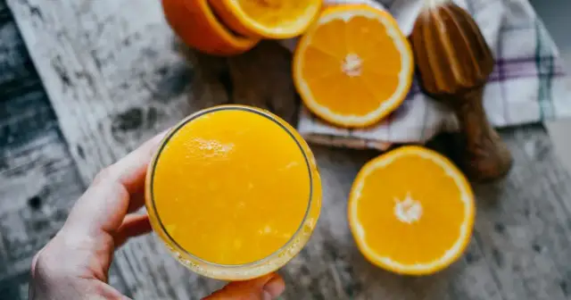 Sok z pomarańczy na co pomaga? Odkryj jego niesamowite korzyści zdrowotne