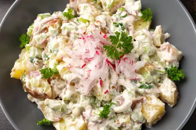 Sałatka ziemniaczana pysznie czy przepysznie? Odkryj najlepsze przepisy