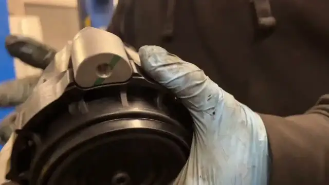 Jak działa poduszka olejowa silnika i dlaczego jest tak ważna?