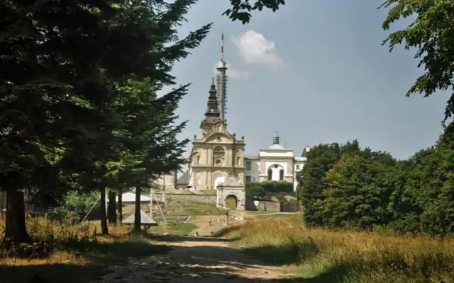 Święty Krzyż: Ile się idzie? Wybierz najlepszą trasę (czas, parkingi)
