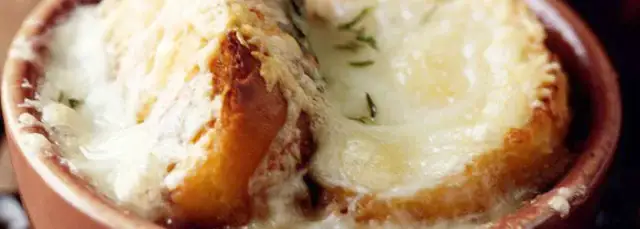 Jaki ser do zupy cebulowej doda wyjątkowego smaku i aromatu?