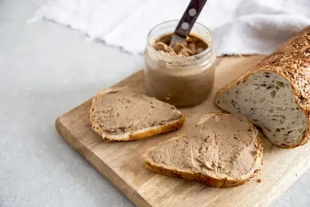 Kaloryczność kanapki z pasztetem: Ile kcal ma Twoja przekąska?