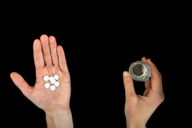 Alkohol po antybiotyku: Ile odczekać? Groźne interakcje i zasady.