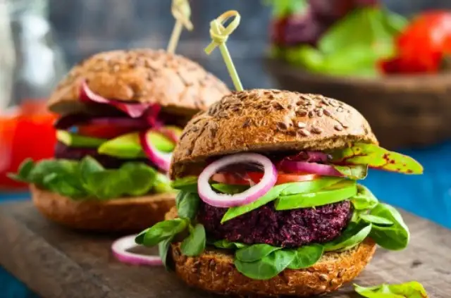 Twój idealny burger wołowy w domu: Przestań popełniać te błędy!