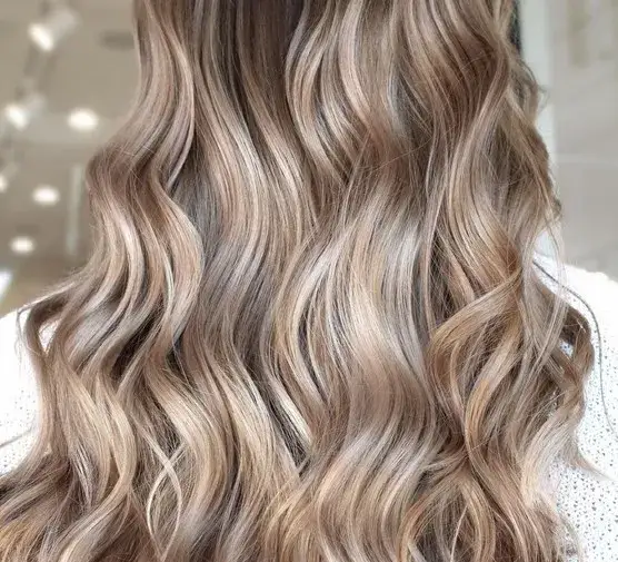 Jakie kolory włosów najlepiej pasują do bladej cery? Unikaj błędów