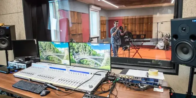Produkcja muzyczna i realizacja dźwięku: tajniki studia nagrań