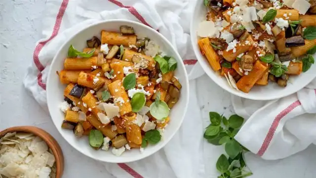 Penne alla Norma - idealny przepis na sycylijskie danie, które zachwyca