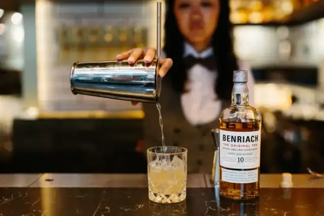 Jakie przekąski do whisky podkreślą smak i umilą wieczór?