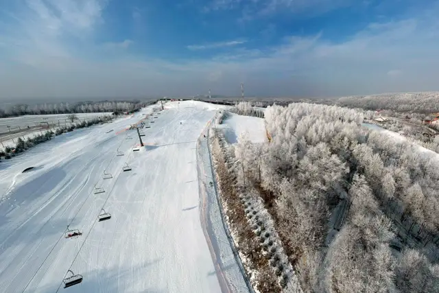 Stoki narciarskie w Świętokrzyskim: gdzie jeździć, ceny i najlepsze trasy