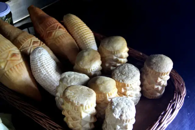 Gdzie kupić oscypki w Bieszczadach? Odkryj najlepsze miejsca na zakupy