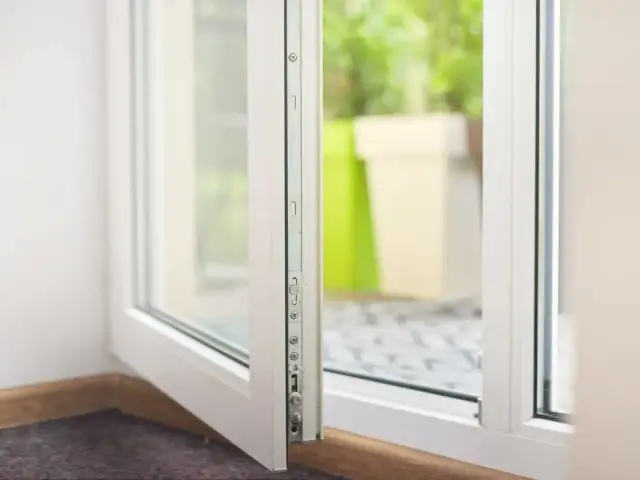 Jak naprawić drzwi balkonowe uchylne: prosty poradnik krok po kroku