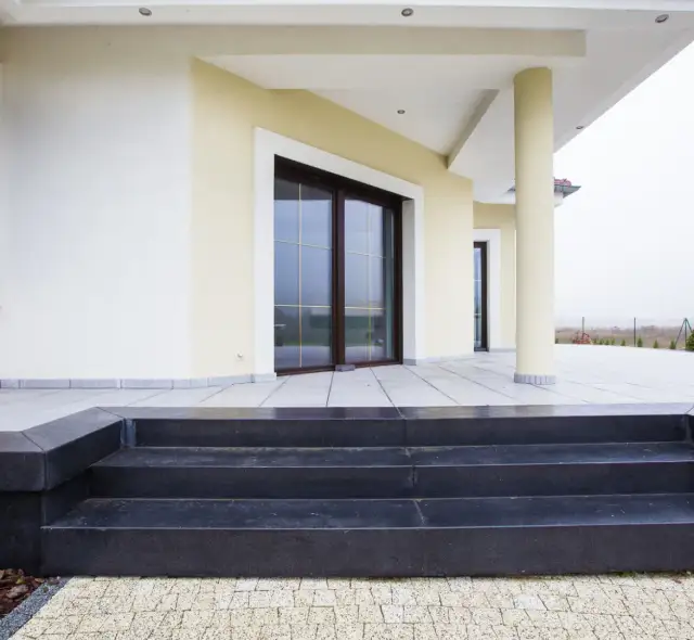 Schody zewnętrzne z czego: 5 wytrzymałych materiałów, które zaskoczą cię ceną