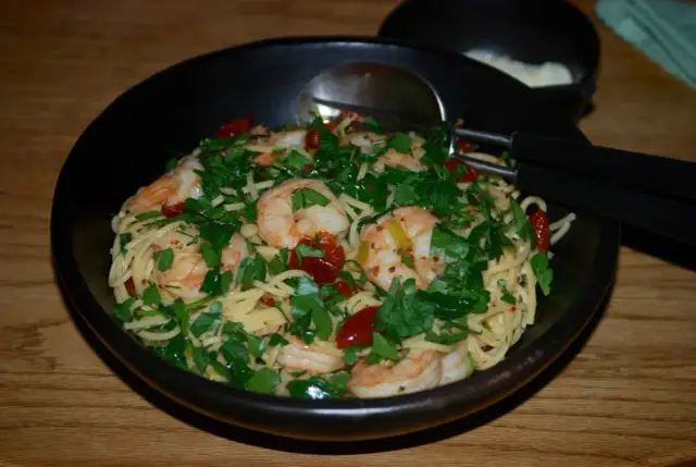 Szybkie spaghetti z krewetkami i chili - pyszny przepis na obiad