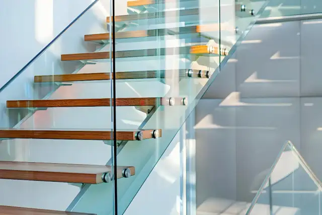 Jak zamontować rotule do balustrady szklanej?