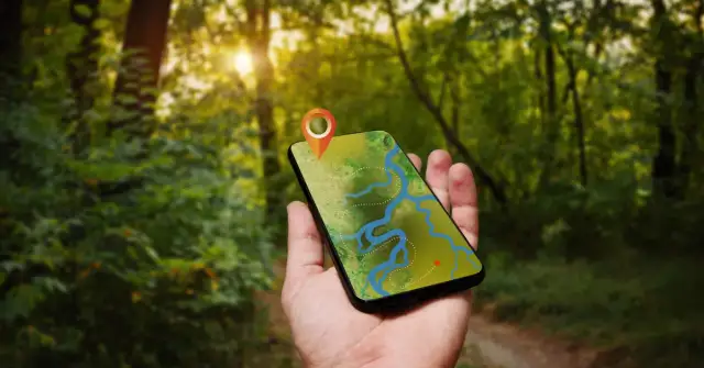 Jak nie zgubić się w lesie z telefonem – praktyczne porady i aplikacje