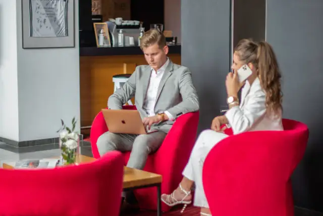 Jakie buty do hotelu? Przewodnik po etykiecie i komforcie