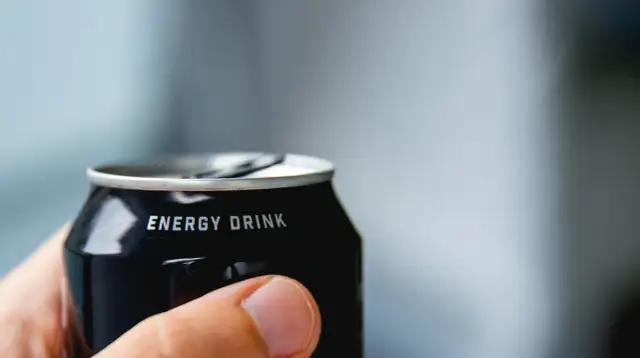 Czym są energetyki? Skład, wpływ na zdrowie i nowe przepisy 2024