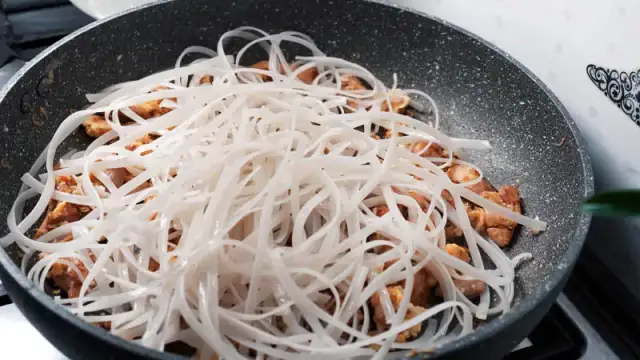 Jak jeść Pad Thai: Najlepsze sztućce i sposób na idealne doświadczenie