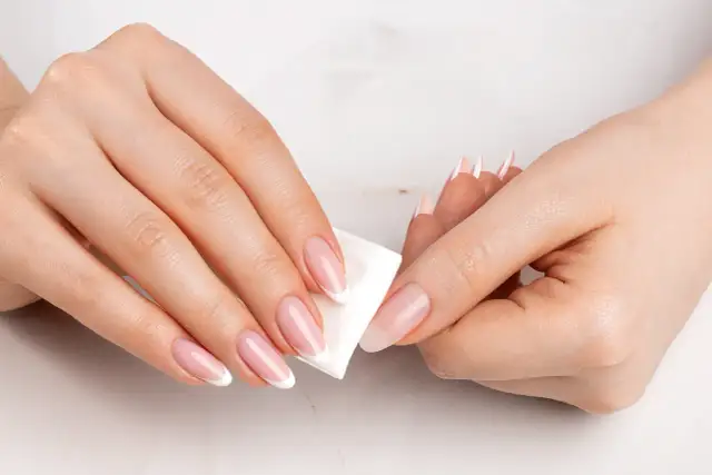 Obgryzanie paznokci? Oto plan, by przestać i zregenerować dłonie