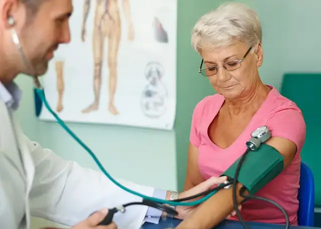 Wysokie ciśnienie: którego lekarza wybrać, by uniknąć powikłań?