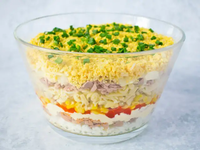 Sałatka z tuńczykiem: Jak długo można ją przechowywać?