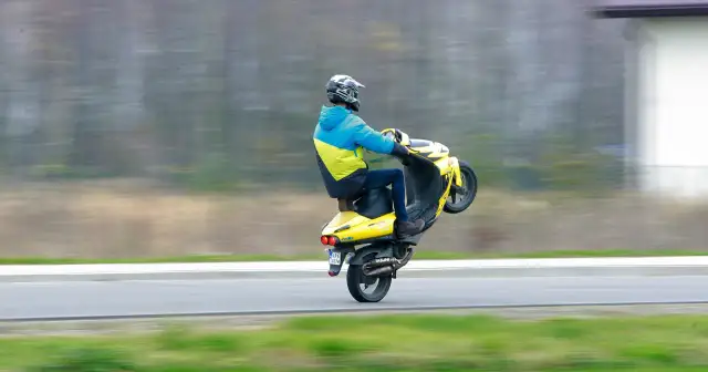 Czy skuterem można jeździć po autostradzie? Przepisy, zasady i konsekwencje
