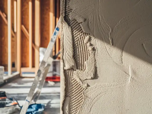 Jaka grubość tynku cementowo-wapiennego? Unikaj pęknięć i problemów