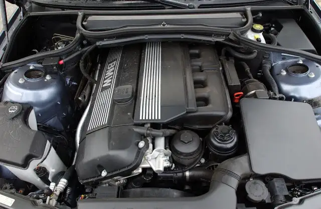 Silnik BMW E46 3.0 diesel z widocznym logo BMW.