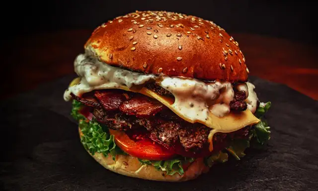 Co to smash burger i dlaczego warto go spróbować w Polsce