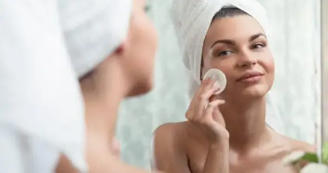 Domowe sposoby na zmycie makijażu oczu - 5 skutecznych metod