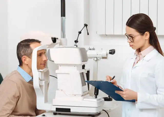 Kto dobiera soczewki? Okulista czy optometrysta? Dowiedz się!